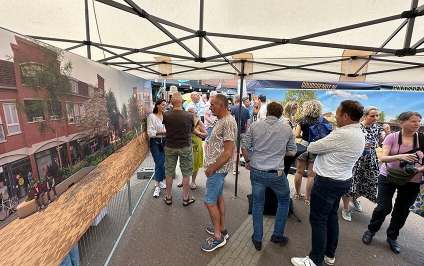 Presentatie nieuwe inrichting Wilhelminaplein op druk bezochte weekmarkt Rijen