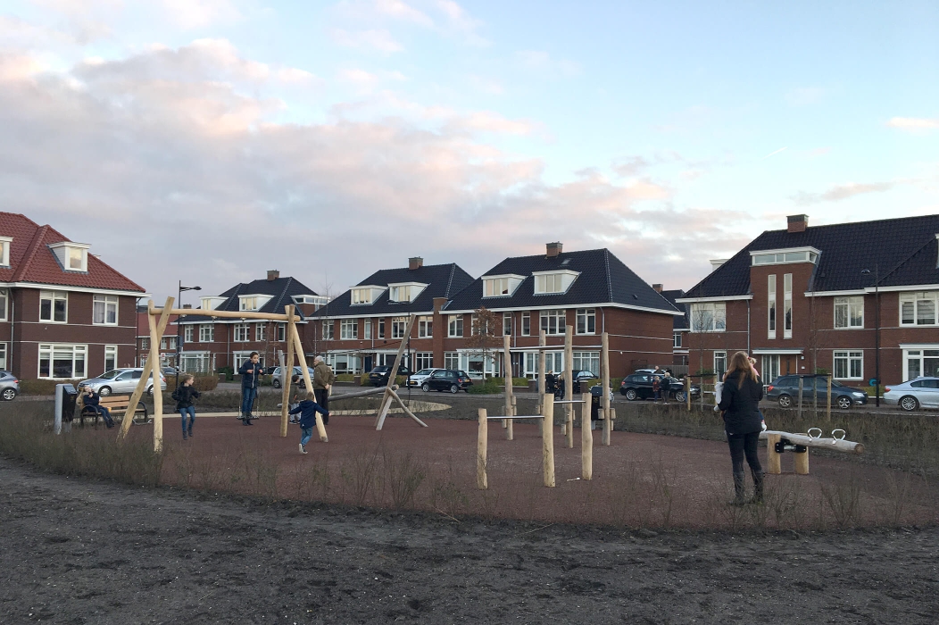 Kinderen testen de speeltoestellen